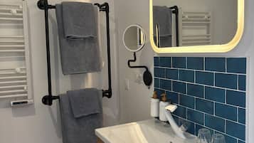 Dusche, umweltfreundliche Kosmetikartikel, Haartrockner, Handtücher