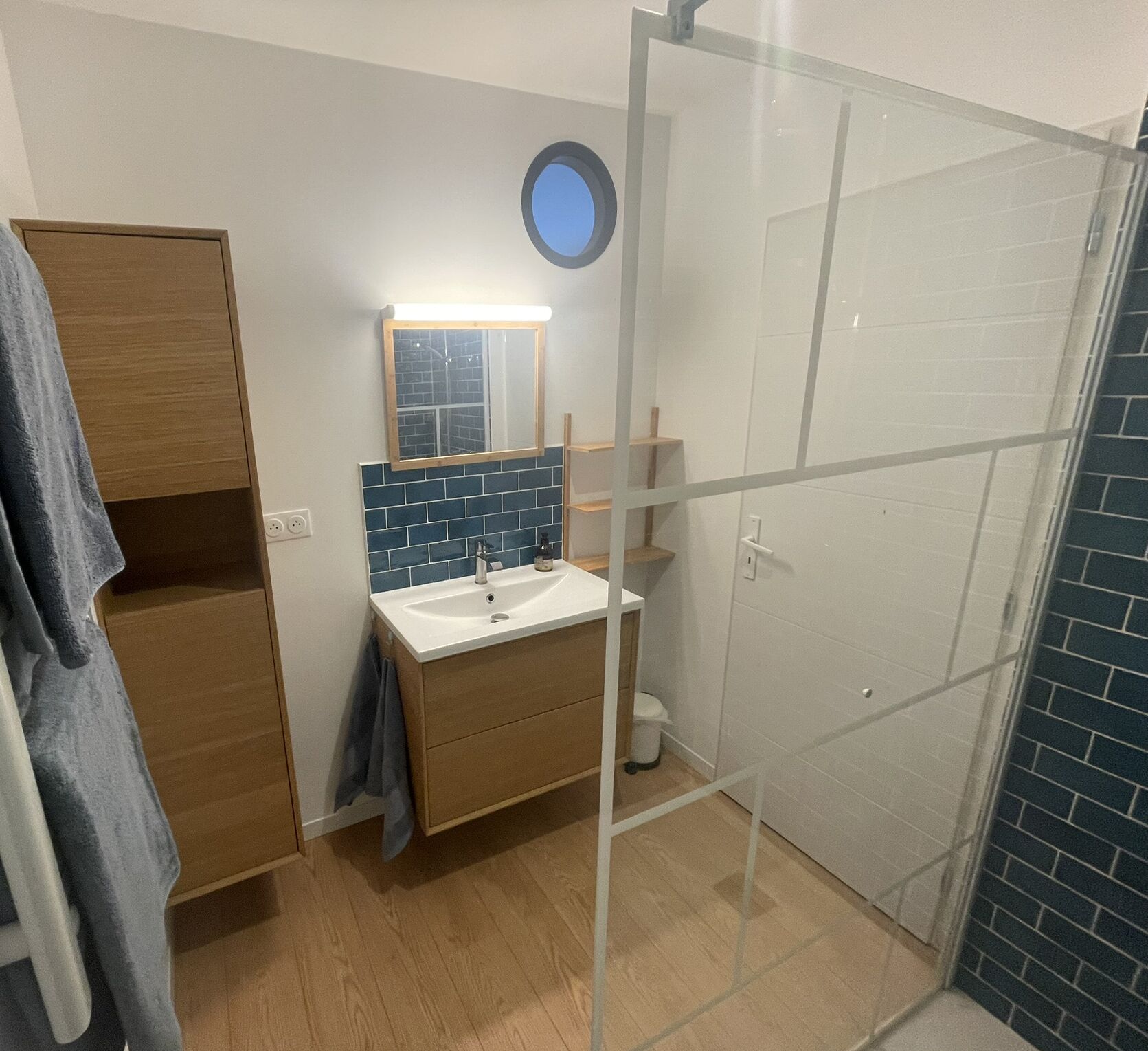 Douche, articles de toilette écologiques, sèche-cheveux