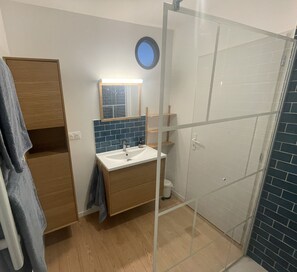 Douche, articles de toilette écologiques, séchoir à cheveux