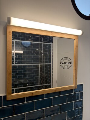 Douche, articles de toilette écologiques, séchoir à cheveux