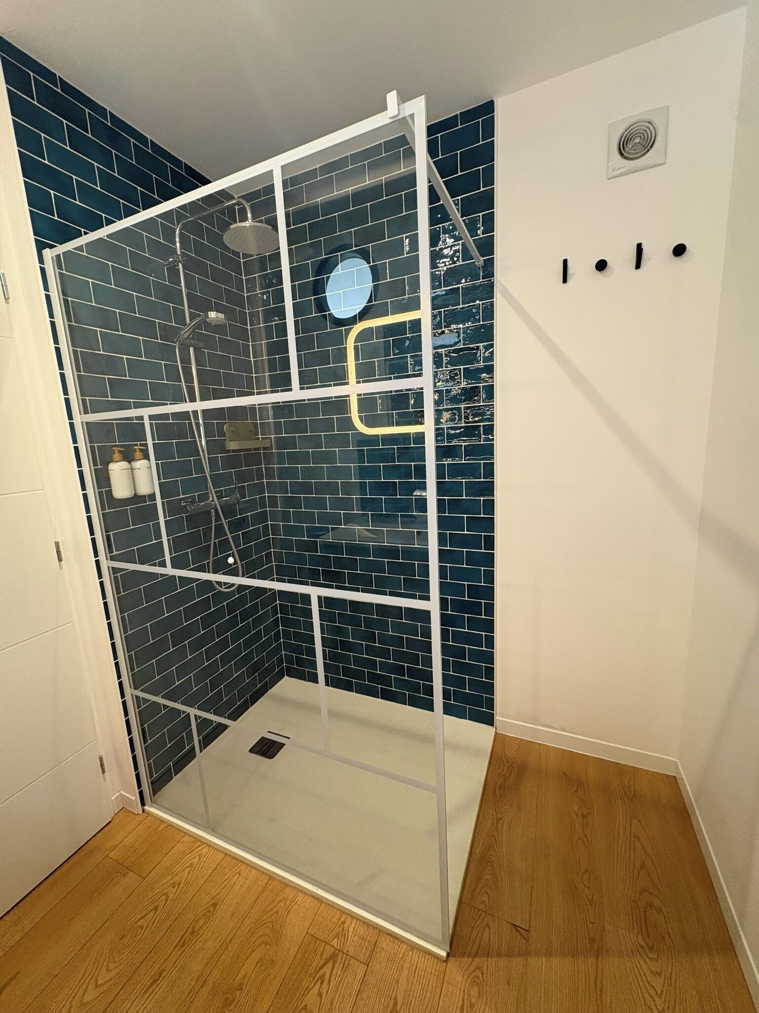 Douche, articles de toilette écologiques, sèche-cheveux