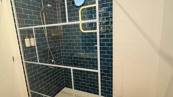 Douche, articles de toilette écologiques, sèche-cheveux