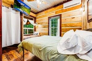 2 bedrooms, desk, iron/ironing board, free WiFi - EverGreenGrove-Hemlock2BR/1 BA/Dog Friendly/Hottub (Oakland)