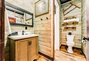 Hair dryer, towels - EverGreenGrove-Hemlock2BR/1 BA/Dog Friendly/Hottub (Oakland)
