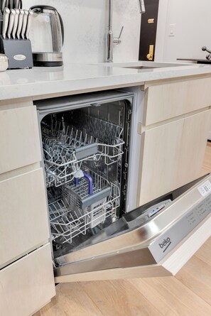 Jääkaappi, mikroaaltouuni, liesi, astianpesukone