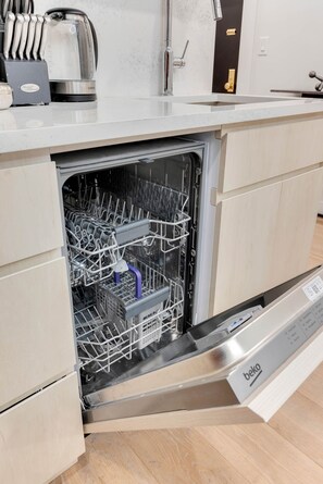 Kühlschrank, Mikrowelle, Herdplatte, Geschirrspüler