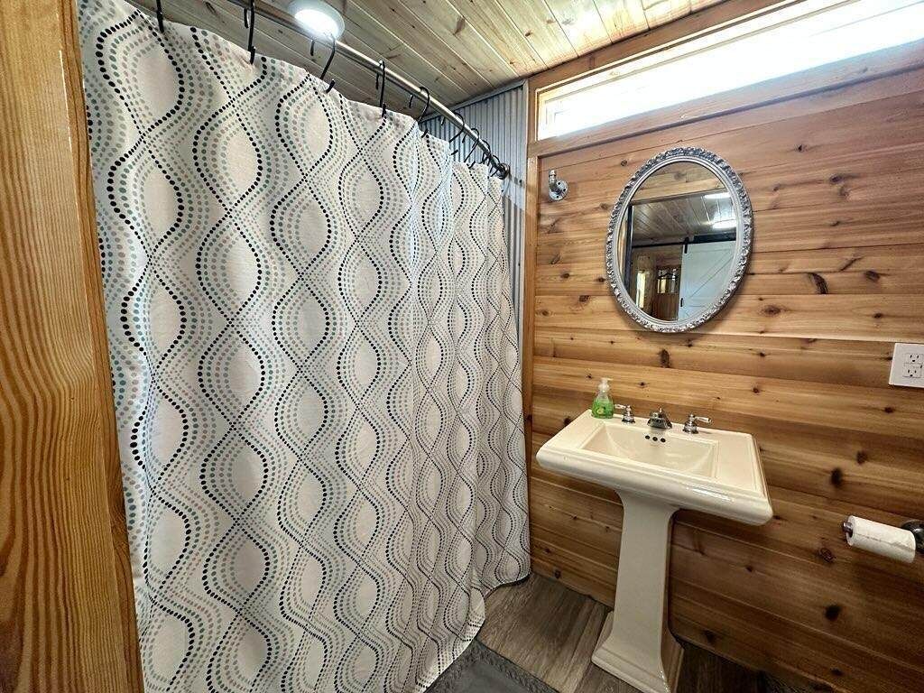 Douche, sèche-cheveux, serviettes fournies, savon