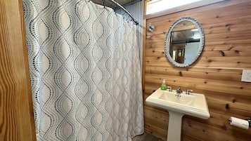 Douche, sĂšche-cheveux, serviettes fournies, savon
