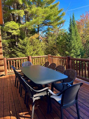 Outdoor dining - Blue Moose Private pool, spa & lake access (Mille-Isles)