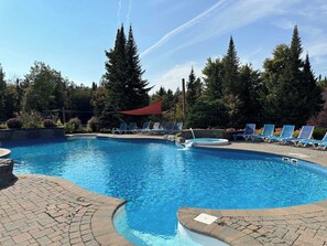 Pool - Blue Moose Private pool, spa & lake access (Mille-Isles)