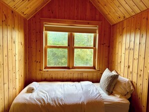 4 bedrooms, iron/ironing board, travel crib, WiFi - Blue Moose Private pool, spa & lake access (Mille-Isles)