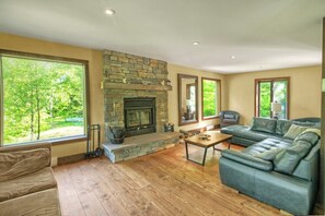 TV, fireplace - Blue Hill  Pool, spa, game room, mountain view (Morin-Heights)