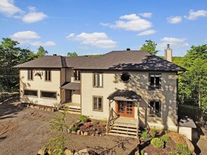 Exterior - Blue Hill  Pool, spa, game room, mountain view (Morin-Heights)