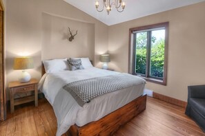 6 bedrooms, iron/ironing board, WiFi, bed sheets - Blue Hill  Pool, spa, game room, mountain view (Morin-Heights)