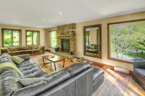 TV, fireplace, books - Blue Hill  Pool, spa, game room, mountain view (Morin-Heights)
