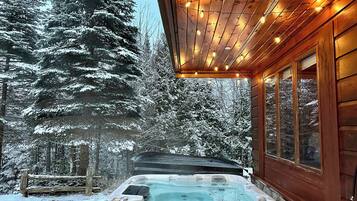 Outdoor spa tub