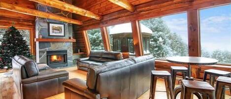 Televisie, een open haard, boeken en een stereo