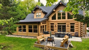 Outdoor dining - Blue Bear Spa ,private pool & lake access (Mille-Isles)