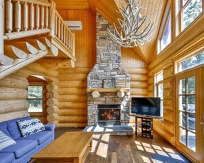 TV, caminetto, libri, impianto stereo