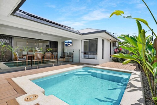 Escape to Villa Catana: Spacious Home with Pool, Lush Gardens, and Close to Nature!