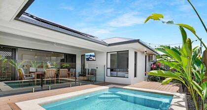 Escape to Villa Catana: Spacious Home with Pool, Lush Gardens, and Close to Nature!