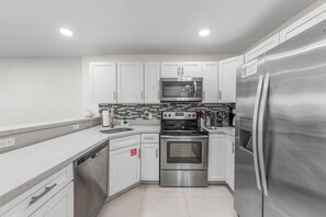 Køleskab, mikrobølgeovn, ovn, kogeplade