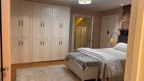 2 bedrooms, iron/ironing board, WiFi, bed sheets - Charming 2bed, 2 bath 1st floor condo in the heart of the Arts District. (Portland)