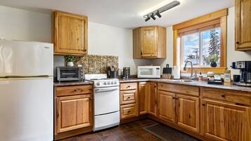 雪櫃、微波爐、焗爐、爐具