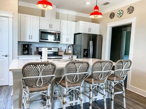 冷蔵庫、コーヒー / ティーメーカー、調理器具と食器