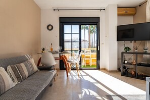 TV - MalagaSuite Beautiful Pool & Parking (Torremolinos)