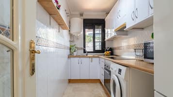 Kühlschrank, Mikrowelle, Ofen, Wasserkocher mit Kaffee-/Teezubehör