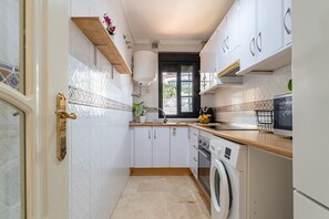 Kühlschrank, Mikrowelle, Ofen, Wasserkocher mit Kaffee-/Teezubehör