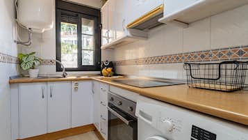 Frigorífico, microondas, horno y cafetera o tetera