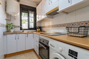 Kühlschrank, Mikrowelle, Ofen, Wasserkocher mit Kaffee-/Teezubehör