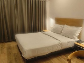 Escritorio, espacio para trabajar con laptop y wifi gratis 