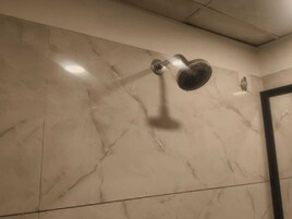 Escritorio, espacio para trabajar con laptop y wifi gratis 