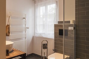 Dusch, hårtork, handdukar och tvål