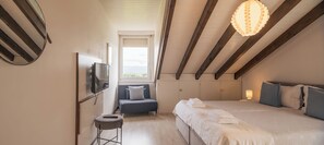 Allergitestade sängkläder, skrivbord och arbetsyta för laptop