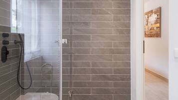 Ducha, secador de pelo, toallas, jabón