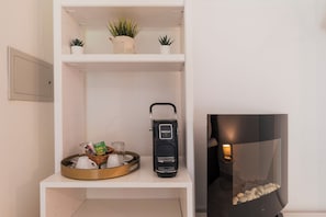 Luxury Double Room, Lake View | Living area