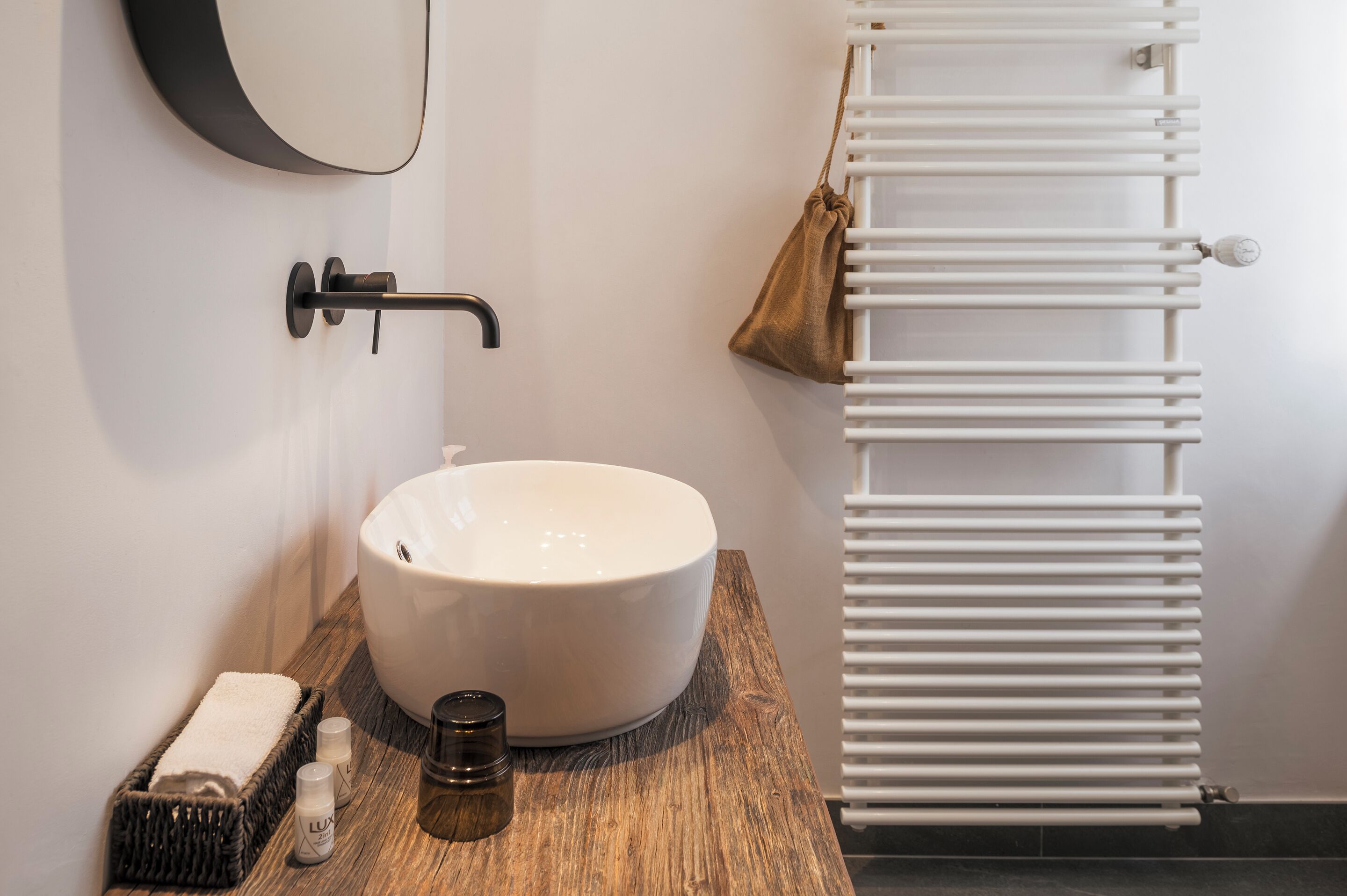 Douche, sèche-cheveux, serviettes fournies, savon