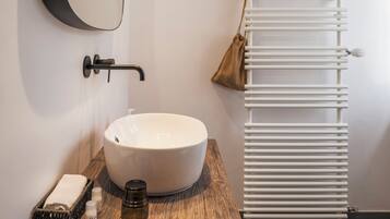 Douche, sèche-cheveux, serviettes fournies, savon
