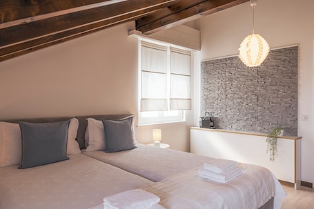 Kamar Double Deluks, pemandangan danau | Seprai antialergi, meja kerja, dan ruang kerja ramah laptop