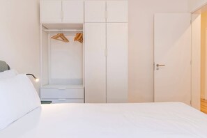 3 soverom, safe på rommet, strykejern/-brett og reiseseng for barn