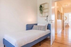 3 bedrooms, iron/ironing board, internet, bed sheets