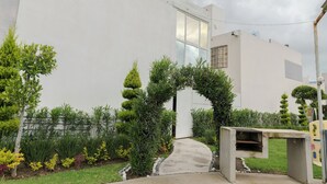 A modern building with a concrete pathway leading to a glass door entrance. - Bright Home With Pool Near Valquirico (Huejotzingo)