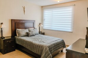 Hus – deluxe, terrasse | 2 soverom, strykejern/-brett og wi-fi (inkludert)