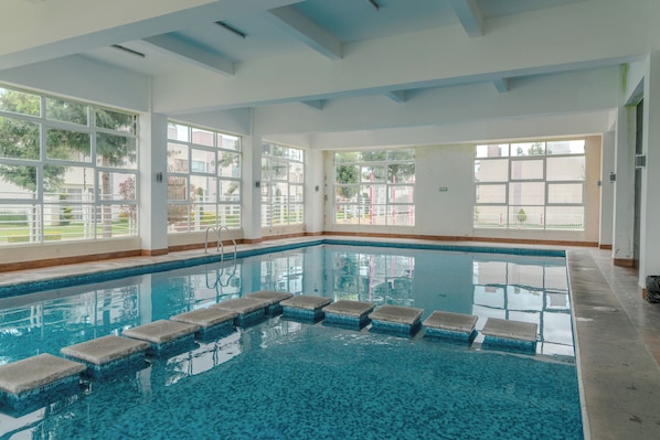 Rumah Deluks, patio | Kolam renang indoor