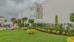 A modern building with a flat roof, a large window, and a small balcony. - Bright Home With Pool Near Valquirico (Huejotzingo)