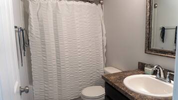 Haartrockner, Handtücher, Seife, Shampoo